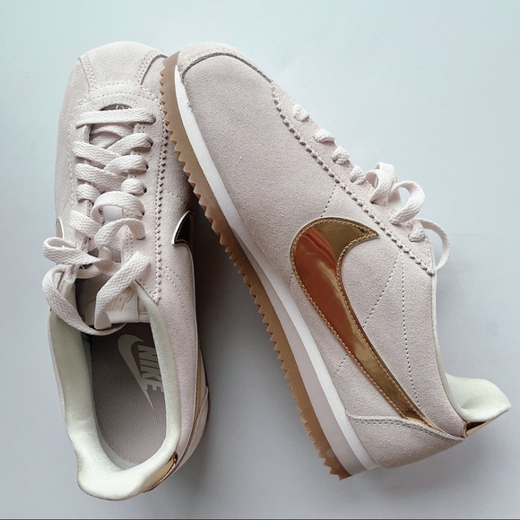NEW NIKE Athletic Shoes Suede Beige Gold Size 8 NWOT